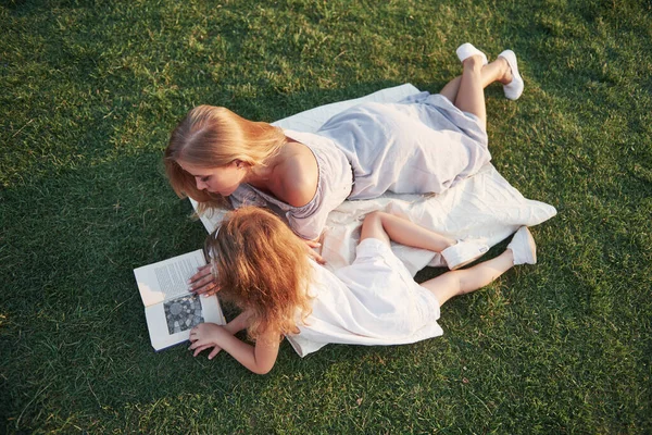 Mère Avec Enfant Lit Livre Sur Herbe — Photo