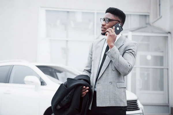 Retrato Jovem Empresário Confiante Andando Cidade Falando Por Telefone Celular — Fotografia de Stock