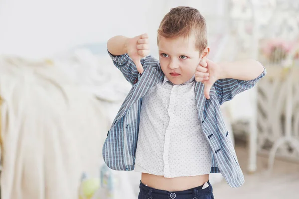 Garçon Pose Son Doigt Vers Bas Concept Émotion Montre Son — Photo