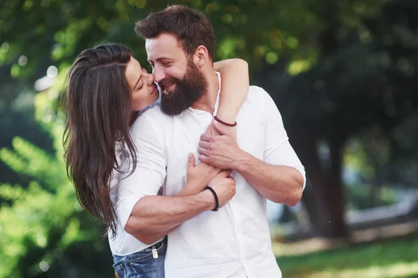 Romantik Çift Parkta Mutluluk Anlarında Enyojing Yaşam Tarzı Konsepti Aşk — Stok fotoğraf