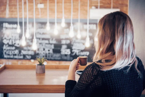 Ung Flicka Sitter Ett Kafé Med Kopp Väldoftande Svart Kaffe — Stockfoto