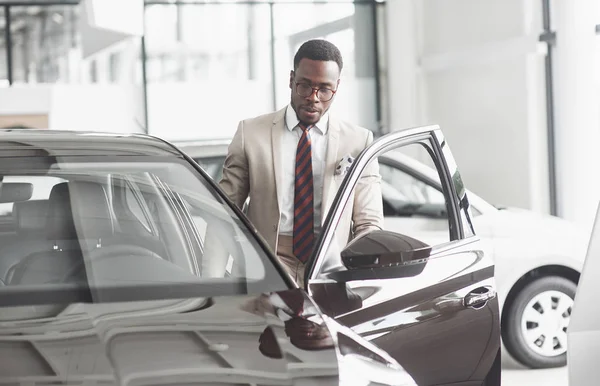 Afro American Inspectează Maşina Dealerul Auto Afacere Bună — Fotografie, imagine de stoc