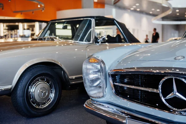 Stuttgart Almanya Ekim 2018 Mercedes Müzesi Arkadakiler Araçlara Bakıyor Otomobil — Stok fotoğraf