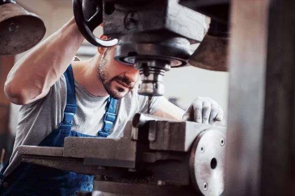 Porträt Eines Jungen Arbeiters Mit Hartem Hut Einem Großen Metallverarbeitenden — Stockfoto