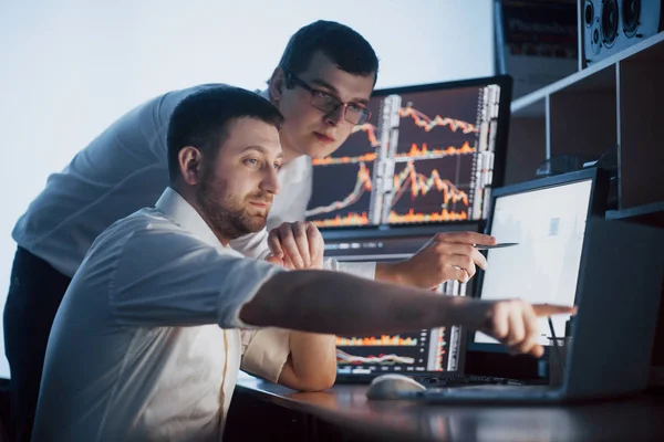 Team Von Börsenmaklern Unterhalten Sich Einem Dunklen Büro Mit Bildschirmen — Stockfoto