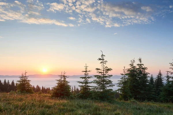 山の風景の中に夕日 劇的な空だウクライナのカルパティア人ヨーロッパ — ストック写真