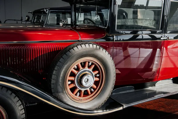 Profilansicht Eines Rot Schwarzen Retro Autos Mit Rechtslenker Reservereifen Und — Stockfoto