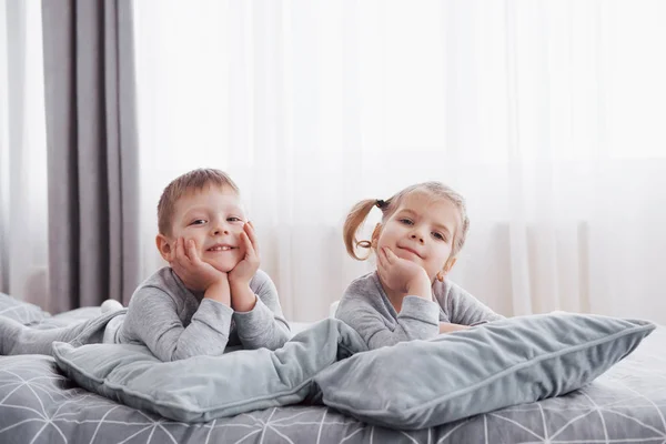 Niños Felices Jugando Dormitorio Blanco Niño Niña Hermano Hermana Juegan —  Fotos de Stock