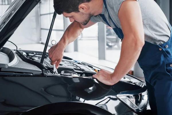 Auto Mechanic Working Garage Repair Service — Stock Photo, Image