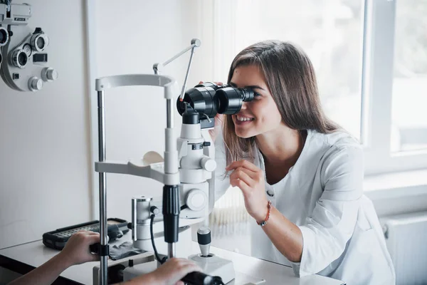 Jovem Médica Trabalhando Com Equipamento Testes Oculares Sorrindo — Fotografia de Stock