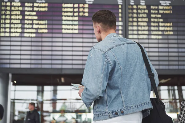 Мужчина Ожидает Свой Рейс Аэропорту — стоковое фото