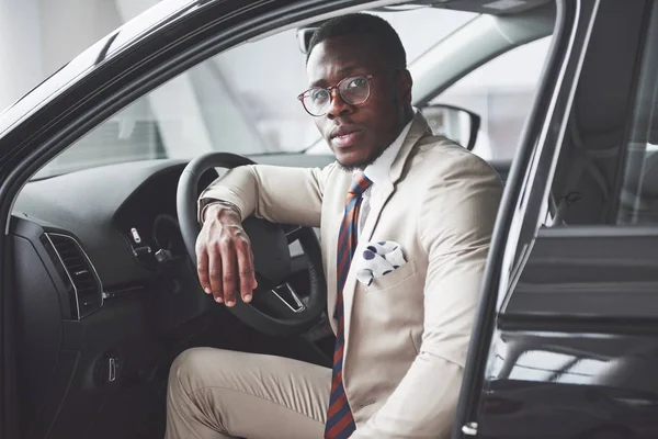 Homem Negócios Preto Elegante Sentado Volante Novo Carro Luxo Rico — Fotografia de Stock