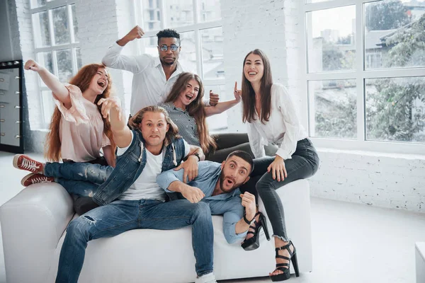 Sonriendo Enfadándose Alegre Jóvenes Amigos Divertirse Interior Blanco — Foto de Stock