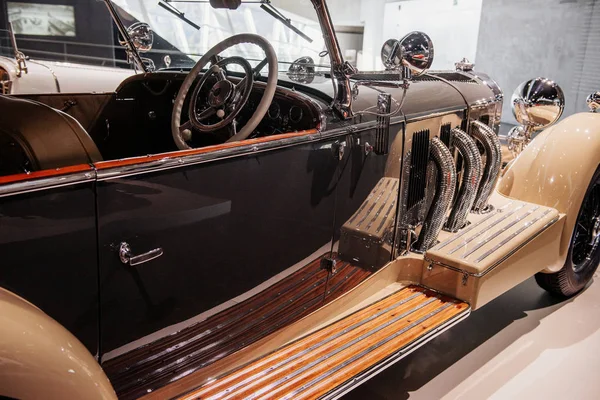 Côté Droit Superbe Voiture Historique Polie Sur Salon Auto Ressemblant — Photo