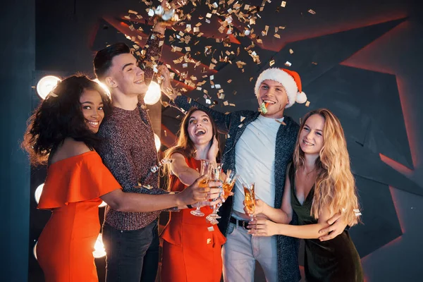 Gruppo Amici Posa Divertirsi Con Pupazzi Neve Champagne Celebrazione Capodanno — Foto Stock