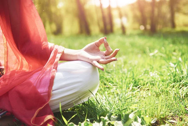 Yoga Meditation Park Gräset Frisk Kvinna Vila — Stockfoto