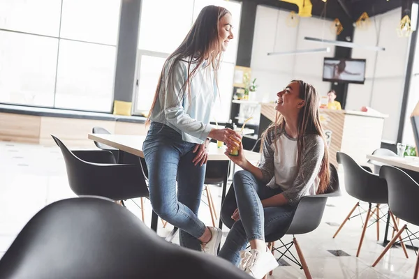 Dos Hermosas Gemelas Pasan Tiempo Bebiendo Jugo Hermanas Relajándose Café — Foto de Stock