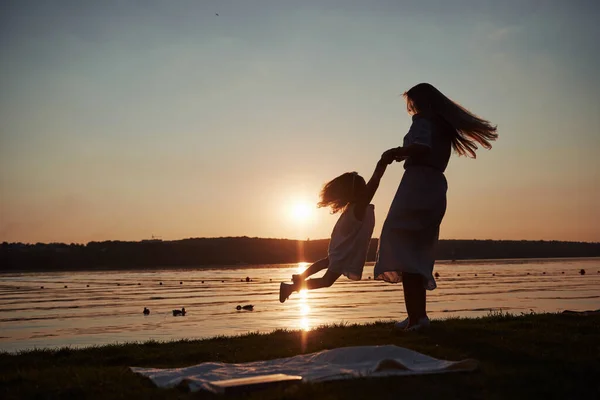 Mamma Gioca Con Suo Bambino Vacanza Vicino All Oceano Silhouette — Foto Stock