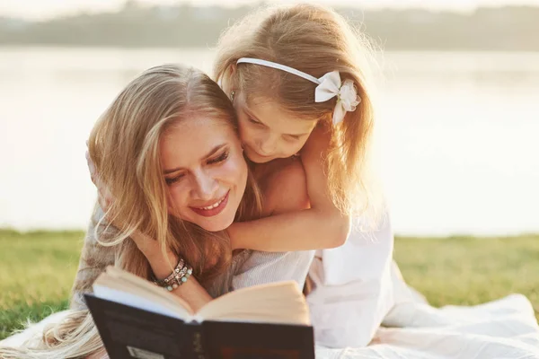 Girly Tries Read Fast Mom Daughter Reading Book Sunny Day — Stock Photo, Image
