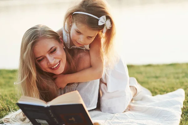 Captures Very Special Attention Mom Daughter Reading Book Sunny Day — Stock Photo, Image