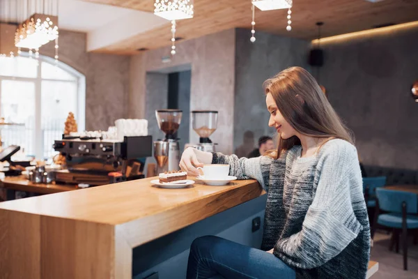 Atractiva Joven Sentada Interior Cafetería Urbana Café Ciudad Estilo Vida — Foto de Stock