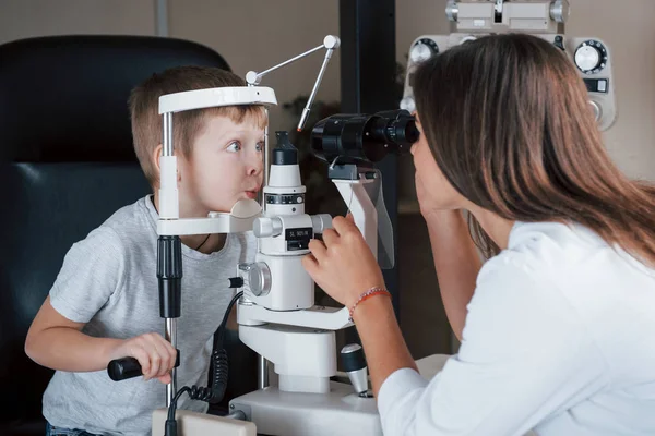 Смішні Обличчя Маленький Хлопчик Пройшов Тест Очі Спеціальним Оптичним Апаратом — стокове фото