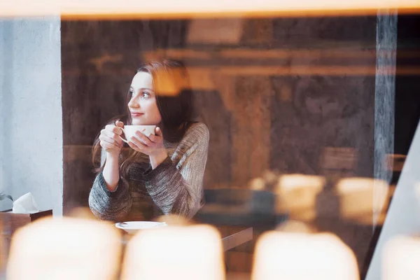 Mujer Sonriente Cafetería Utilizando Teléfono Móvil Mensajes Texto Las Redes — Foto de Stock