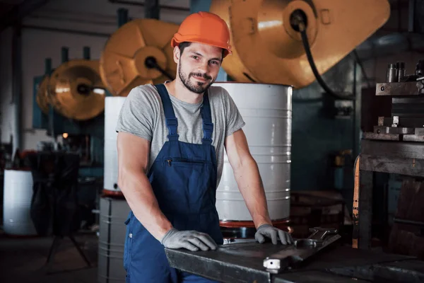 Porträt Eines Jungen Arbeiters Mit Hartem Hut Einem Großen Metallverarbeitenden — Stockfoto