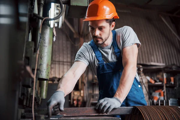 Büyük Bir Atık Geri Dönüşüm Fabrikasında Kasketli Genç Bir Işçinin — Stok fotoğraf