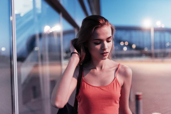 Primer Plano Retrato Joven Hermosa Niña Caminando Por Noche Cerca —  Fotos de Stock