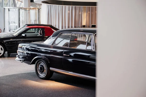 Drei Glänzend Polierte Autos Die Auf Der Automobilausstellung Innenraum Geparkt — Stockfoto