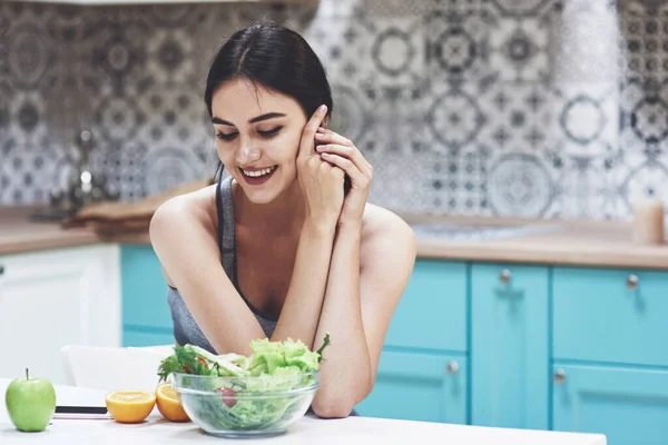 Ung Kvinna Äter Hälsosam Sallad Med Körsbärstomater Köket Efter Fitness — Stockfoto