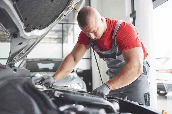 Imagen Que Muestra Trabajador Servicios Automóviles Musculosos Reparando Vehículo —  Fotos de Stock