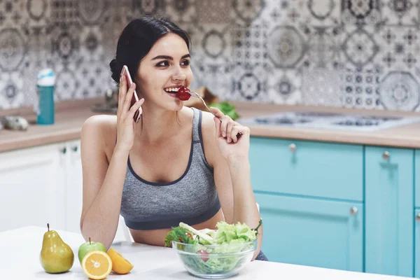 Junge Frau Isst Nach Einer Fitnesseinheit Der Küche Gesunden Salat — Stockfoto