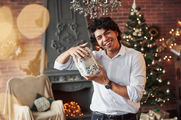 Bel Albero Natale Camino Dietro Sorridendo Con Gli Occhi Chiusi — Foto Stock