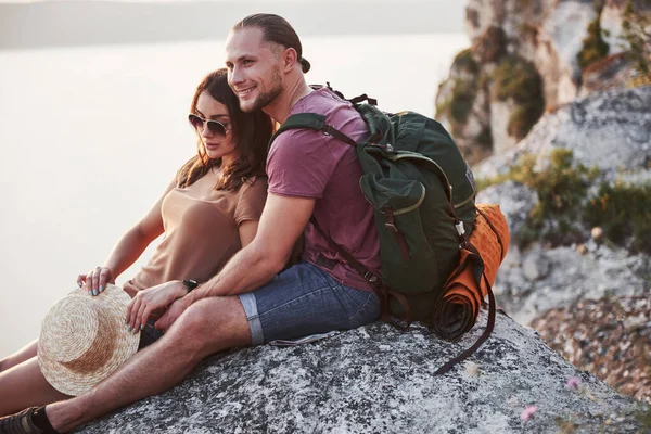 Abrazando Pareja Con Mochila Sentada Cima Montaña Roca Disfrutando Vista —  Fotos de Stock