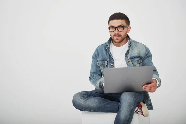 Dizüstü Bilgisayarı Olan Yakışıklı Bir Genç Beyaz Arka Plandaki Zaman — Stok fotoğraf