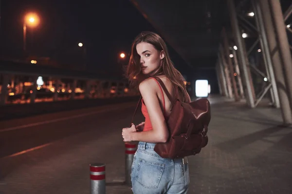 Uma Menina Bonita Nova Com Uma Mochila Atrás Seus Ombros — Fotografia de Stock