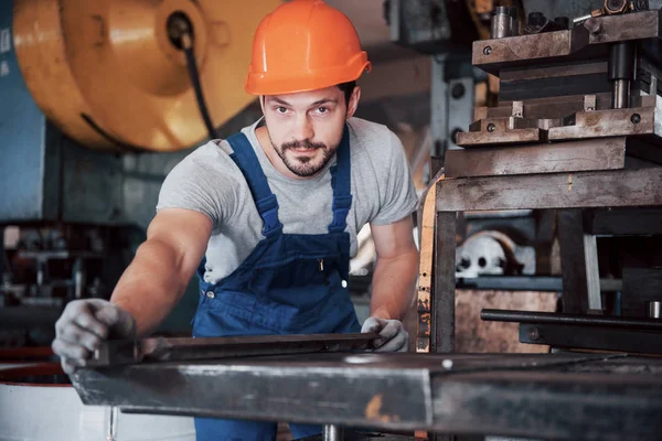 Büyük Bir Atık Geri Dönüşüm Fabrikasında Kasketli Genç Bir Işçinin — Stok fotoğraf