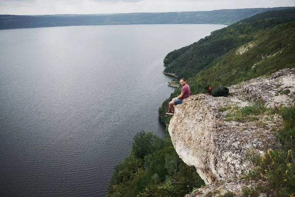 Hombre Atractivo Disfrutando Vista Del Paisaje Las Montañas Por Encima —  Fotos de Stock