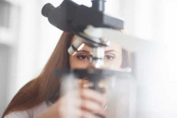 Asistente Laboratorio Con Microscopio Bombilla Vidrio Laboratorio Con Productos Químicos —  Fotos de Stock
