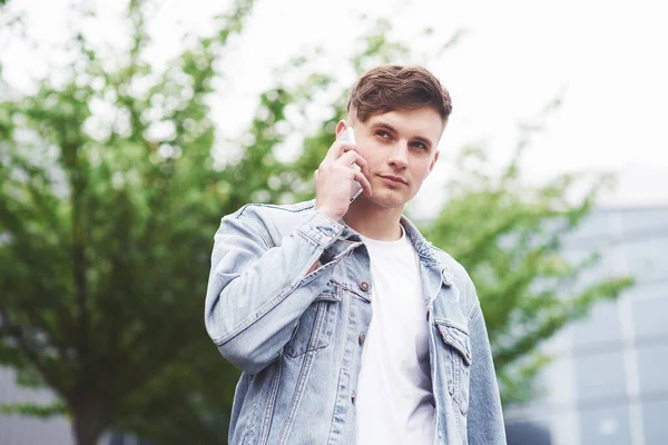 Joven Guapo Hablando Por Teléfono Cerca Oficina — Foto de Stock