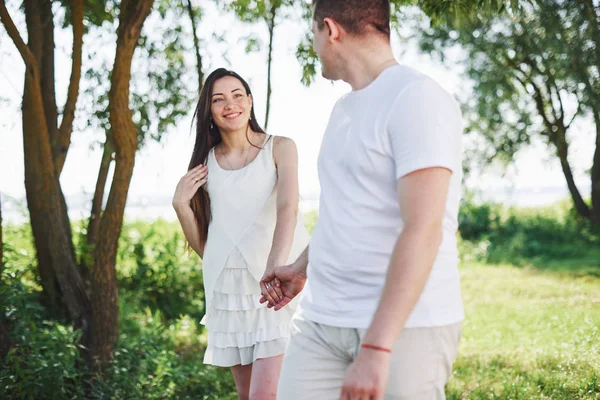 Zwangere Vrouw Met Man Lopen Weide — Stockfoto