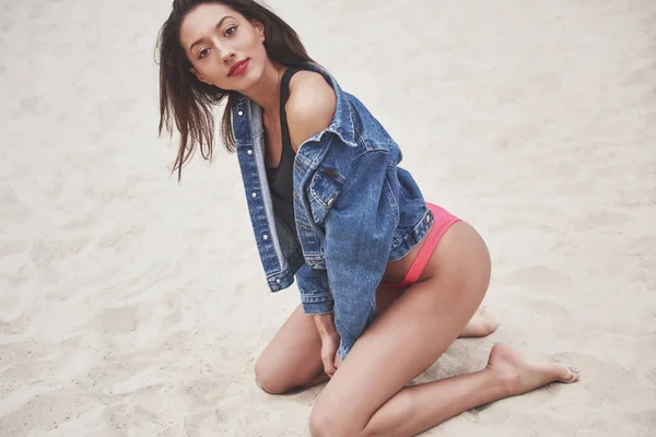 Beautiful Slim Luxury Girl Bikini Jeans Jaket Sand Beach Tropical — Stok fotoğraf