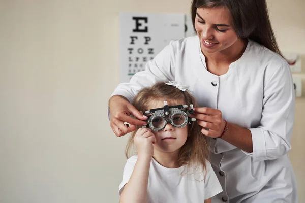 Testar Que Melhor Para Olhos Dele Médico Verificando Vista Menina — Fotografia de Stock