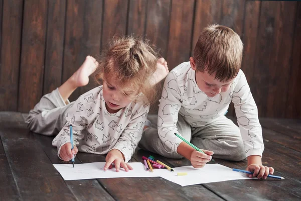 Kinder Liegen Schlafanzug Auf Dem Boden Und Zeichnen Mit Bleistiften — Stockfoto