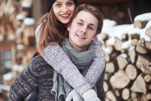 Gelukkige Jonge Paar Winter Park Met Fun Family Buiten Liefde — Stockfoto
