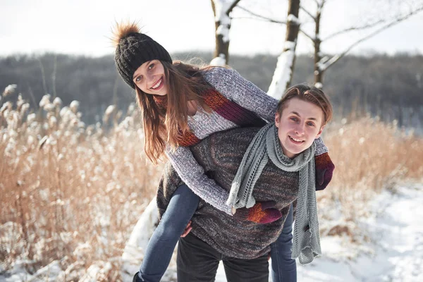 Heureux Jeune Couple Amuse Sur Neige Fraîche Belle Journée Ensoleillée — Photo