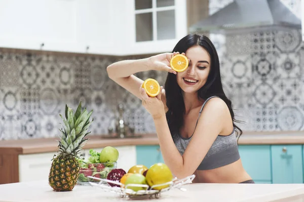 Eine Junge Sportlerin Genießt Einen Obstsalat Verspielt Ihre Augen Mit — Stockfoto