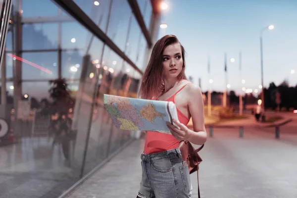 Pelancong Wanita Muda Memegang Peta Dan Mencari Tempat Malam Hari — Stok Foto